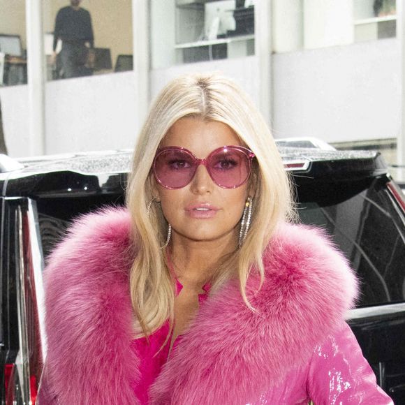 Jessica Simpson, toute de rose vêtue, arrive au siège de Buzz Feed à New York. Le 4 février 2020.