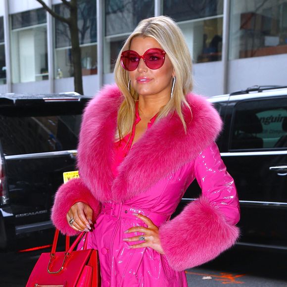 Jessica Simpson, toute de rose vêtue, arrive au siège de Buzz Feed à New York. Le 4 février 2020.