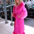 Jessica Simpson, toute de rose vêtue, arrive au siège de Buzz Feed à New York. Le 4 février 2020.