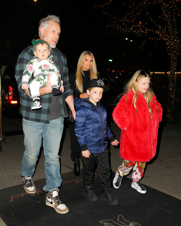 Jessica Simpson, Eric Johnson et leurs enfants Maxwell Drew Johnson, Ace Knute Johnson et Birdie Mae Johnson rentrent à l'hôtel The Bowery. New York, le 4 février 2020.