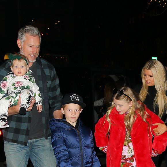 Jessica Simpson, Eric Johnson et leurs enfants Maxwell Drew Johnson, Ace Knute Johnson et Birdie Mae Johnson rentrent à l'hôtel The Bowery. New York, le 4 février 2020.