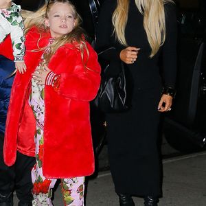 Jessica Simpson, Eric Johnson et leurs enfants Maxwell Drew Johnson, Ace Knute Johnson et Birdie Mae Johnson rentrent à l'hôtel The Bowery. New York, le 4 février 2020.