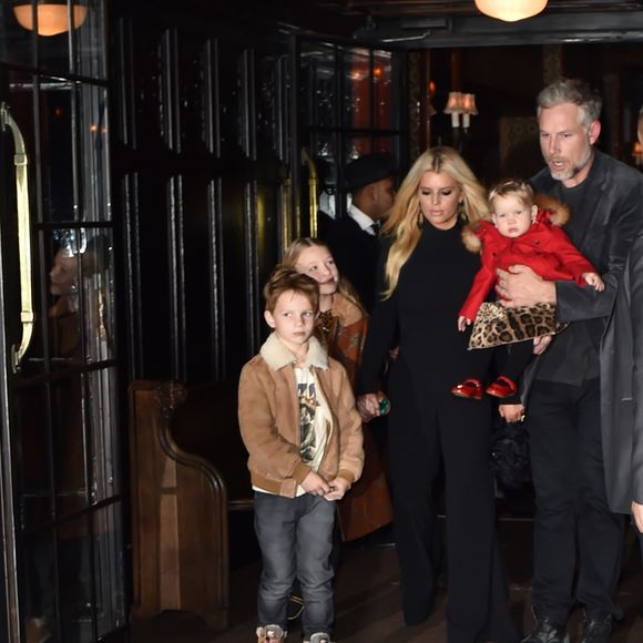 Jessica Simpson quitte son hôtel en famille pour se rendre à la séance de dédicace de son livre "Open Book" à New York, le 4 février 2020. L'actrice était accompagnée de son mari Eric, et de leurs trois enfants, Maxwell Drew, 7 ans, Ace Knute, 6 ans et Birdie Mae, 10 mois.