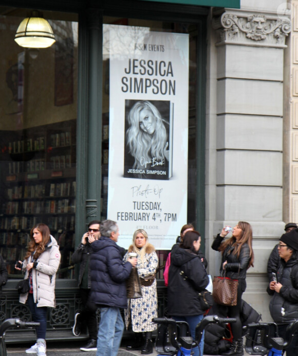 Jessica Simpson en séance de dédicace de son livre "Open Book" à la librairie "Barnes & Noble" à New York, le 4 février 2020. L'actrice était accompagnée de son mari Eric, et de leurs trois enfants, Maxwell Drew, 7 ans, Ace Knute, 6 ans et Birdie Mae, 10 mois.