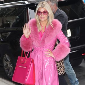 Jessica Simpson, toute de rose vêtue, arrive au siège de Buzz Feed à New York. Le 4 février 2020.