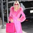 Jessica Simpson, toute de rose vêtue, arrive au siège de Buzz Feed à New York. Le 4 février 2020.