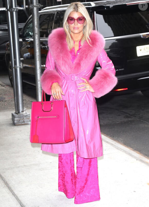 Jessica Simpson, toute de rose vêtue, arrive au siège de Buzz Feed à New York. Le 4 février 2020.