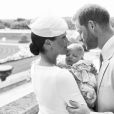 Meghan Markle, duchesse de Sussex, et le prince Harry avec leur fils Archie Mountbatten-Windsor le 6 juillet 2019 lors de son baptême au château de Windsor, photographiés par Chris Allerton devant la roseraie. ©Chris Allerton/SussexRoyal/PA Photos/Bestimage