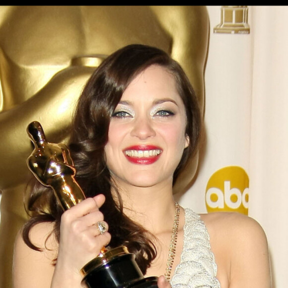Marion Cotillard et son Oscar de la meilleure actrice lors de la cérémonie à Los Angeles en 2008.