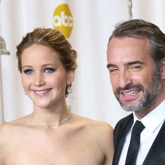 Jennifer Lawrence (robe Dior Haute Couture), Jean Dujardin - Photocall des laureats - 85eme ceremonie des Oscars a Hollywood le 24 fevrier 2013.
