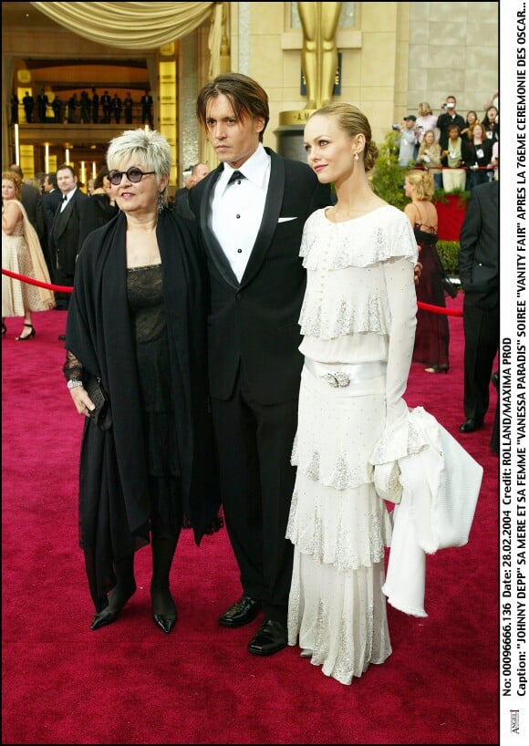 Vanessa Paradis, Johnny Depp et sa mère aux Oscars en 2004.