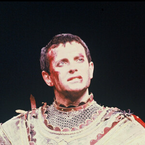 Archives - Francis Huster joue "Le Cid" sur la scène du théâtre du Rond Point à Paris. Le 24 novembre 1985.