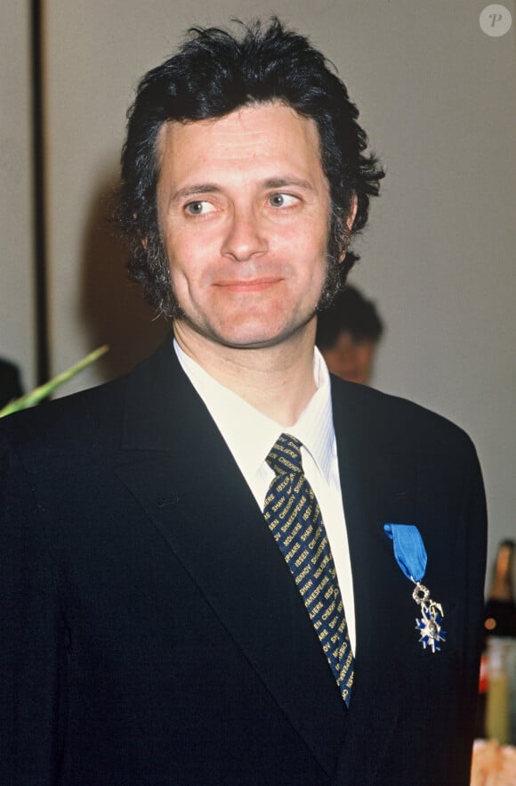 Archives - Francis Huster reçoit la médaille de l'ordre national du mérite. Paris. Le 2 octobre 1988.