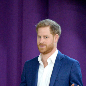 Le prince Harry rencontre les étudiants à l'Académie de Nottingham lors de sa visite à l'occasion de la Journée mondiale de la santé mentale, le 10 octobre 2019.