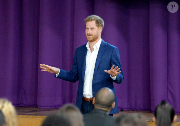 Le prince Harry rencontre les étudiants à l'Académie de Nottingham lors de sa visite à l'occasion de la Journée mondiale de la santé mentale, le 10 octobre 2019.