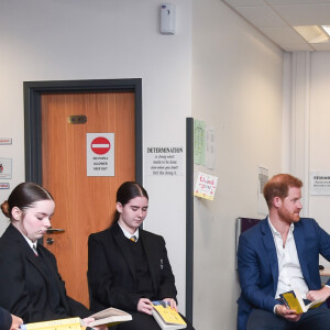 Le prince Harry rencontre les étudiants à l'Académie de Nottingham lors de sa visite à l'occasion de la Journée mondiale de la santé mentale, le 10 octobre 2019.