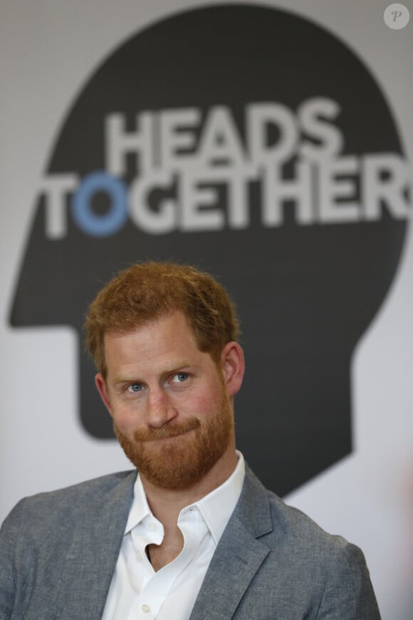 Le prince Harry, duc de Sussex, lors d'une réunion avec les acteurs de la santé mentale des adolescents et des jeunes adultes à Londres le 3 avril 2019.
