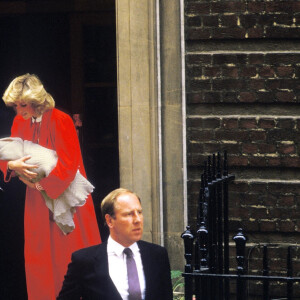 La princesse Diana et le prince Charles à la sortie du St Mary's Hospital avec leur bébé le prince Harry né le 15 septembre 1984.