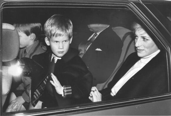 Le prince Harry et sa mère Diana en voiture en 1988.