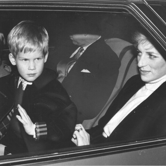 Le prince Harry et sa mère Diana en voiture en 1988.