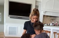 Ciara, enceinte, avec ses enfants Sienna et Future qui embrassent son ventre rond, moment filmé le 8 février 2020 par son mari Russell Wilson.