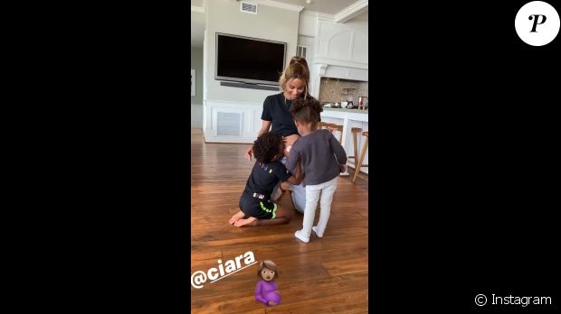 Ciara, enceinte, avec ses enfants Sienna et Future qui embrassent son ventre rond, moment filmé le 8 février 2020 par son mari Russell Wilson.