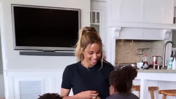 Ciara, enceinte, avec ses enfants Sienna et Future qui embrassent son ventre rond, moment filmé le 8 février 2020 par son mari Russell Wilson.