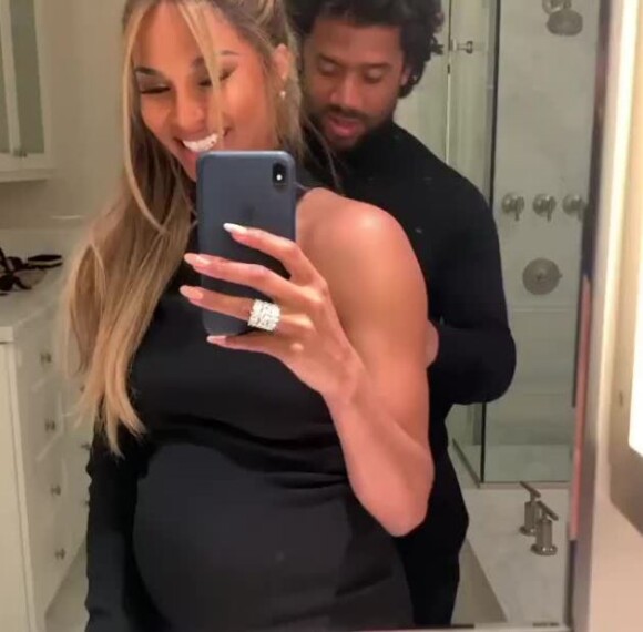 Ciara, enceinte, a dû demander l'aide de son mari Russell Wilson pour la sortir de sa robe, dont le zip était cassé, lors de la soirée du 7 février 2020.