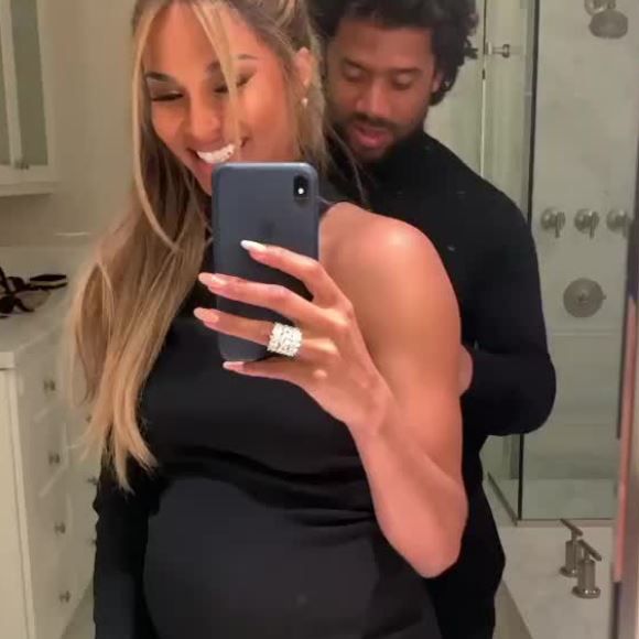 Ciara, enceinte, a dû demander l'aide de son mari Russell Wilson pour la sortir de sa robe, dont le zip était cassé, lors de la soirée du 7 février 2020.
