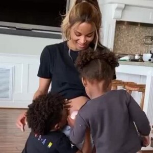 Ciara, enceinte, et ses enfants Future et Sienna qui câlinent son ventre rond, le 8 février 2020 dans une story Instagram filmée par Russell Wilson.