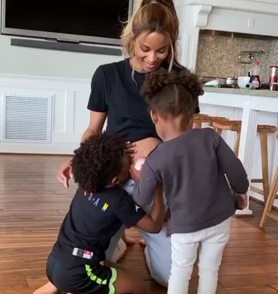 Ciara, enceinte, et ses enfants Future et Sienna qui câlinent son ventre rond, le 8 février 2020 dans une story Instagram filmée par Russell Wilson.