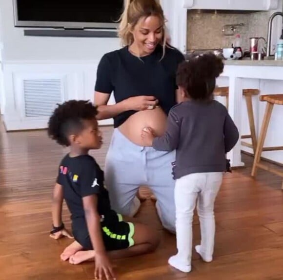 Ciara, enceinte, et ses enfants Future et Sienna qui câlinent son ventre rond, le 8 février 2020 dans une story Instagram filmée par Russell Wilson.