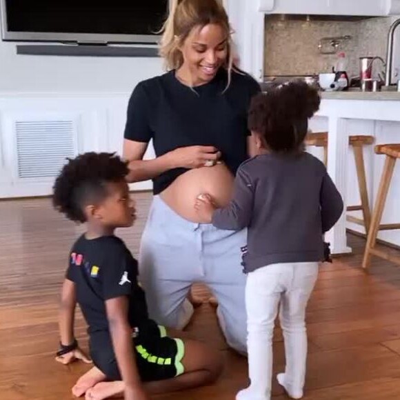 Ciara, enceinte, et ses enfants Future et Sienna qui câlinent son ventre rond, le 8 février 2020 dans une story Instagram filmée par Russell Wilson.