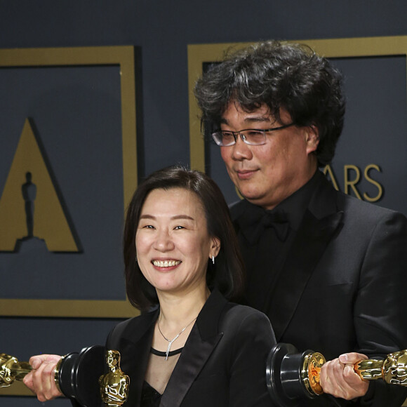 Le réalisateur Bong Joon-ho et la productrice Kwak Sin-ae, lauréats des prix du scénario original, du long métrage international, de la réalisation et du meilleur film pour "Parasite" au photocall de la Press Room de la 92ème cérémonie des Oscars 2019 au Hollywood and Highland à Los Angeles, Californie, Etats-Unis, le 9 février 2020.  Press room during the 92nd Annual Academy Awards at Hollywood and Highland in Hollywood, CA, USA, on February 09, 2020.09/02/2020 - Los Angeles