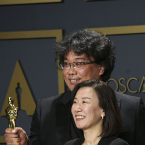 Le réalisateur Bong Joon-ho et la productrice Kwak Sin-ae, lauréats des prix du scénario original, du long métrage international, de la réalisation et du meilleur film pour "Parasite" au photocall de la Press Room de la 92ème cérémonie des Oscars 2019 au Hollywood and Highland à Los Angeles, Californie, Etats-Unis, le 9 février 2020.  Press room during the 92nd Annual Academy Awards at Hollywood and Highland in Hollywood, CA, USA, on February 09, 2020.09/02/2020 - Los Angeles