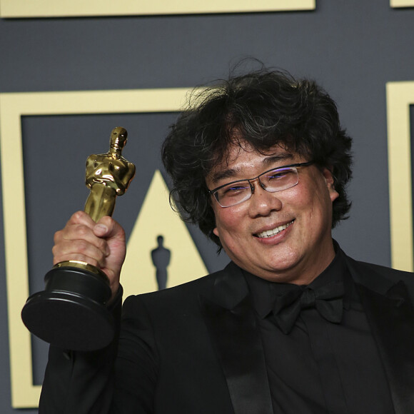 Le réalisateur Bong Joon-ho, lauréat du prix du scénario original, du long métrage international, de la réalisation et du meilleur film pour "Parasite" au photocall de la Press Room de la 92ème cérémonie des Oscars 2019 au Hollywood and Highland à Los Angeles, Californie, Etats-Unis, le 9 février 2020.  Press room during the 92nd Annual Academy Awards at Hollywood and Highland in Hollywood, CA, USA, on February 09, 2020.09/02/2020 - Los Angeles