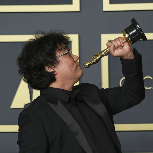 Le réalisateur Bong Joon-ho, lauréat du prix du scénario original, du long métrage international, de la réalisation et du meilleur film pour "Parasite" au photocall de la Press Room de la 92ème cérémonie des Oscars 2019 au Hollywood and Highland à Los Angeles, Californie, Etats-Unis, le 9 février 2020.  Press room during the 92nd Annual Academy Awards at Hollywood and Highland in Hollywood, CA, USA, on February 09, 2020.09/02/2020 - Los Angeles