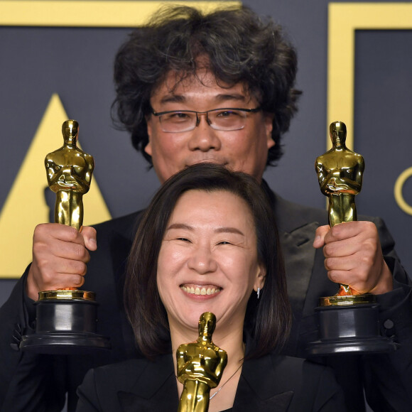 Le réalisateur Bong Joon-ho et la productrice Kwak Sin-ae, lauréats des prix du scénario original, du long métrage international, de la réalisation et du meilleur film pour "Parasite" au photocall de la Press Room de la 92ème cérémonie des Oscars 2019 au Hollywood and Highland à Los Angeles, Californie, Etats-Unis, le 9 février 2020.  Press room during the 92nd Annual Academy Awards at Hollywood and Highland in Hollywood, CA, USA, on February 09, 2020.09/02/2020 - Los Angeles