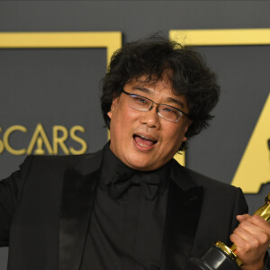Le réalisateur Bong Joon-ho, lauréat du prix du scénario original, du long métrage international, de la réalisation et du meilleur film pour "Parasite" au photocall de la Press Room de la 92ème cérémonie des Oscars 2019 au Hollywood and Highland à Los Angeles, Californie, Etats-Unis, le 9 février 2020.  Press room during the 92nd Annual Academy Awards at Hollywood and Highland in Hollywood, CA, USA, on February 09, 2020.09/02/2020 - Los Angeles
