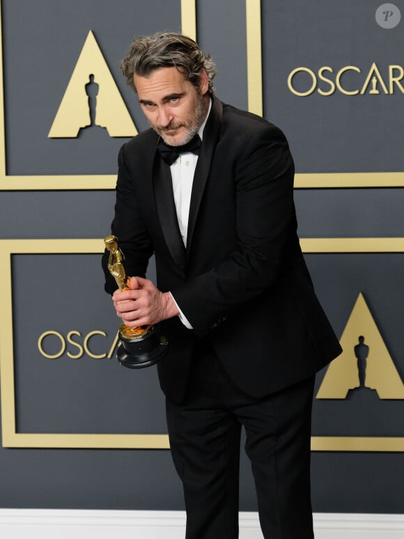 Joaquin Phoenix, lauréat du prix de l'acteur pour "Joker" au photocall de la Press Room de la 92ème cérémonie des Oscars 2020 au Hollywood and Highland à Los Angeles, Californie, Etats-Unis, le 9 février 2020.