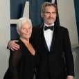 Joaquin Phoenix et sa mère Arlyn Phoenix - People à la soirée "Vanity Fair Oscar Party" après la 92ème cérémonie des Oscars 2019 au Wallis Annenberg Center for the Performing Arts à Los Angeles, le 9 février 2020.