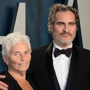 Joaquin Phoenix et sa mère Arlyn Phoenix - People à la soirée "Vanity Fair Oscar Party" après la 92ème cérémonie des Oscars 2019 au Wallis Annenberg Center for the Performing Arts à Los Angeles, le 9 février 2020.