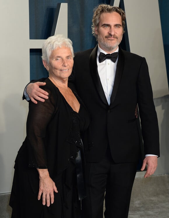 Joaquin Phoenix et sa mère Arlyn Phoenix - People à la soirée "Vanity Fair Oscar Party" après la 92ème cérémonie des Oscars 2019 au Wallis Annenberg Center for the Performing Arts à Los Angeles, le 9 février 2020.