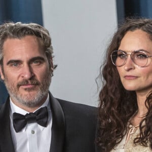 Rain Phoenix et Joaquin Phoenix, lauréat du prix de l'acteur pour "Joker" au photocall de la Press Room de la 92ème cérémonie des Oscars 2020 au Hollywood and Highland à Los Angeles, Californie, Etats-Unis, le 9 février 2020