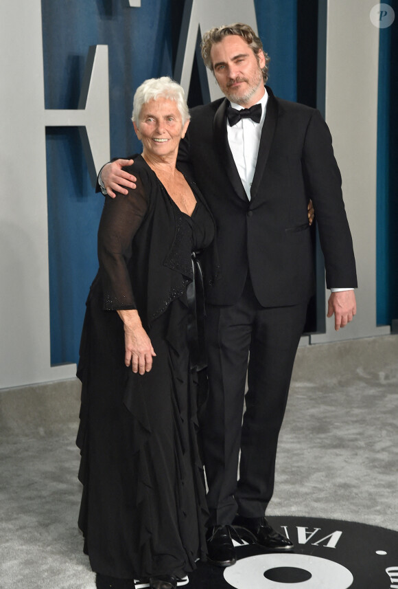 Arlyn Phoenix et Joaquin Phoenix, lauréat du prix de l'acteur pour "Joker" au photocall de la soirée Vanity Fair, en marge de la 92ème cérémonie des Oscars 2020 au Hollywood and Highland à Los Angeles, Californie, Etats-Unis, le 9 février 2020