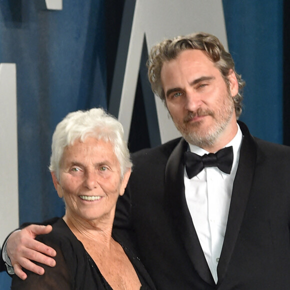 Arlyn Phoenix et Joaquin Phoenix, lauréat du prix de l'acteur pour "Joker" au photocall de la soirée Vanity Fair, en marge de la 92ème cérémonie des Oscars 2020 au Hollywood and Highland à Los Angeles, Californie, Etats-Unis, le 9 février 2020