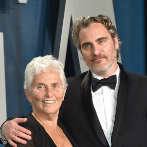 Arlyn Phoenix et Joaquin Phoenix, lauréat du prix de l'acteur pour "Joker" au photocall de la soirée Vanity Fair, en marge de la 92ème cérémonie des Oscars 2020 au Hollywood and Highland à Los Angeles, Californie, Etats-Unis, le 9 février 2020