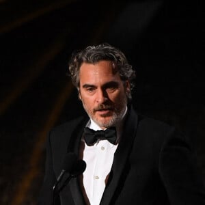 Joaquin Phoenix, lauréat du prix de l'acteur pour "Joker", lors de la 92ème cérémonie des Oscars 2020 au Hollywood and Highland à Los Angeles, Californie, Etats-Unis, le 9 février 2020.