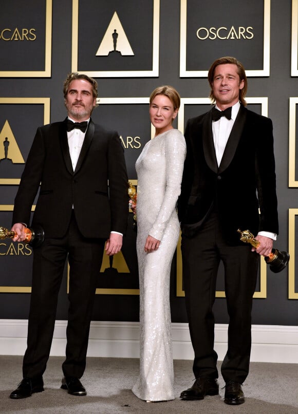 Renée Zellweger, Brad Pitt, Joaquin Phoenix, lauréat du prix de l'acteur pour "Joker", lors de la 92ème cérémonie des Oscars 2020 au Hollywood and Highland à Los Angeles, Californie, Etats-Unis, le 9 février 2020.