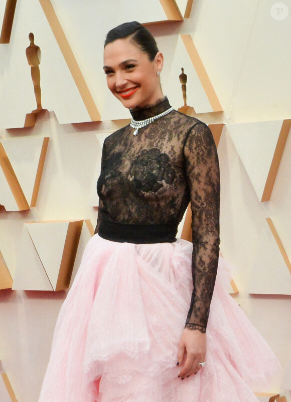 Gal Gadot assiste aux 92e Oscars, au Dolby Theatre, habillée d'une robe Haute Couture Givenchy (collection printemps-été 2020). Hollywood, Los Angeles, le 9 février 2020.